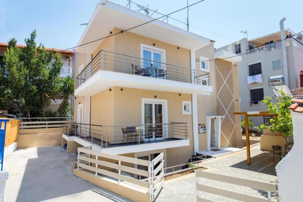 une maison avec des balcons sur son côté dans l'établissement Elisabeta 3 guests apartment, à Limenaria