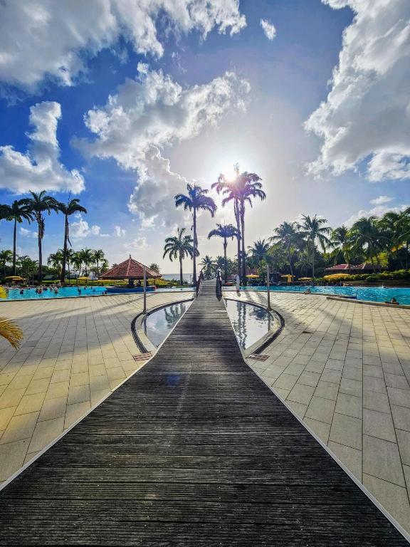 Bazén v ubytování Appartement Madinina 6 personnes vue sur mer dans village vacances nebo v jeho okolí