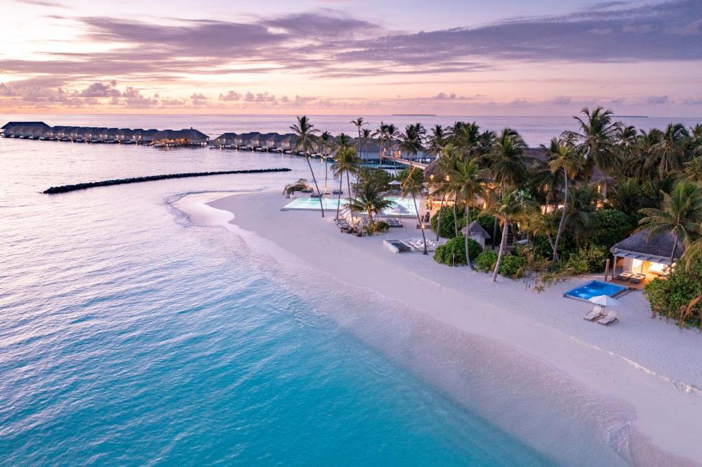 una vista aérea de la playa en el complejo Excelence punta cana en Baglioni Resort Maldives - Luxury All Inclusive en Dhaalu Atoll