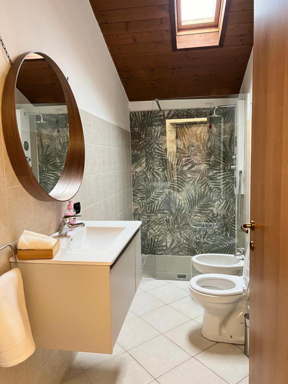 łazienka z umywalką i toaletą w obiekcie Shali wood apartment w mieście Valmadrera