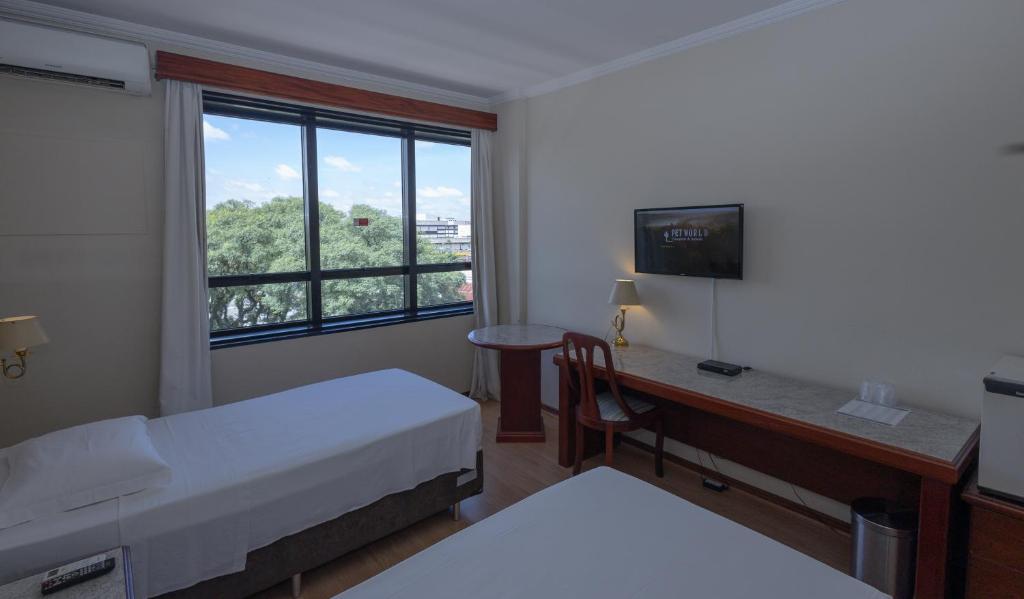 Cama ou camas em um quarto em Lizon Curitiba Hotel