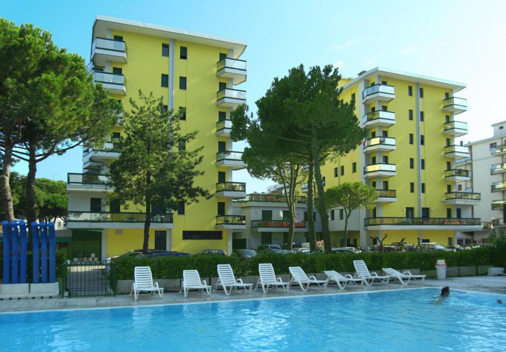 - une piscine en face de certains immeubles dans l'établissement COSTA DEL SOL, à Lido di Jesolo