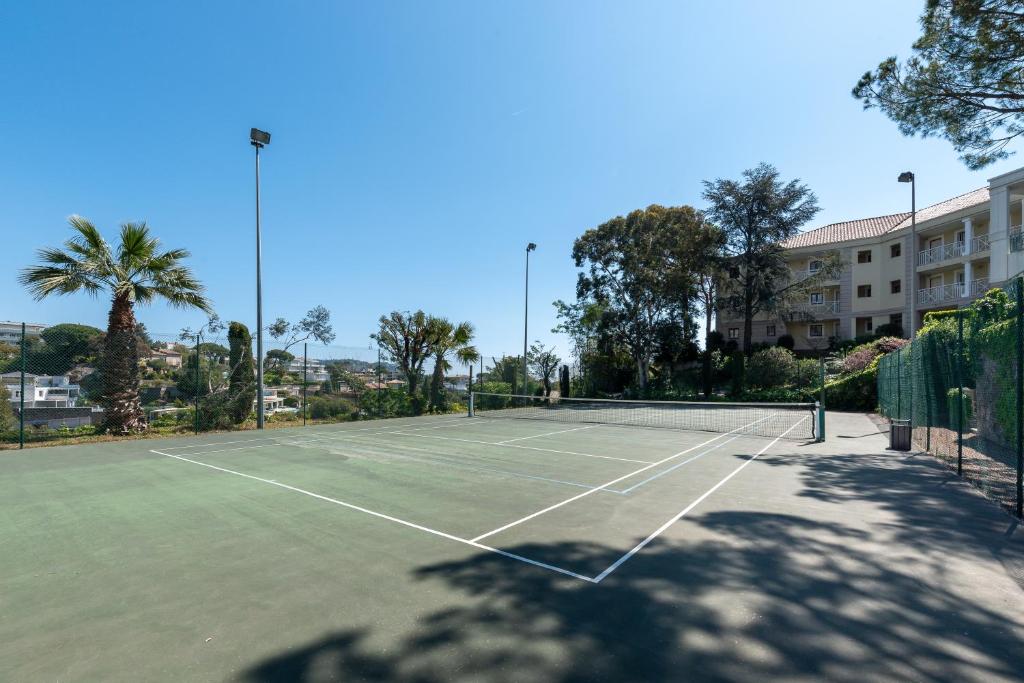 Tenis alebo squash v ubytovaní CANNES Appartement Duplex Piscine VUE Mer WIFI PARKING CLIM alebo jeho okolí