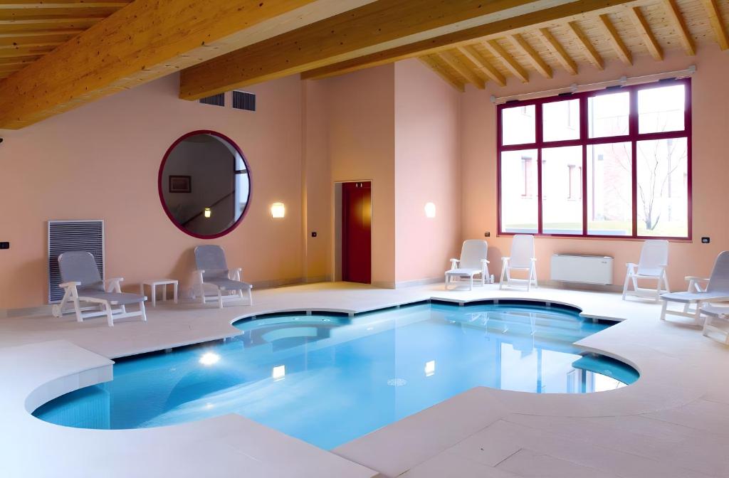 Bazén v ubytování Hotel Vecchio Casello nebo v jeho okolí