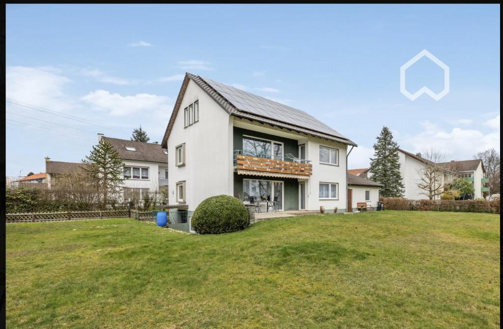 een groot wit huis met een grote tuin bij Apartment "Wirtschaftswunder" in Rheinfelden