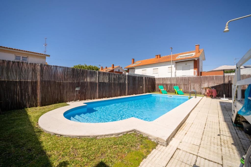 una piscina en un patio junto a una valla en Marinhas Esposende - Moradia V4 com piscina junto à praia by House and People, en Esposende