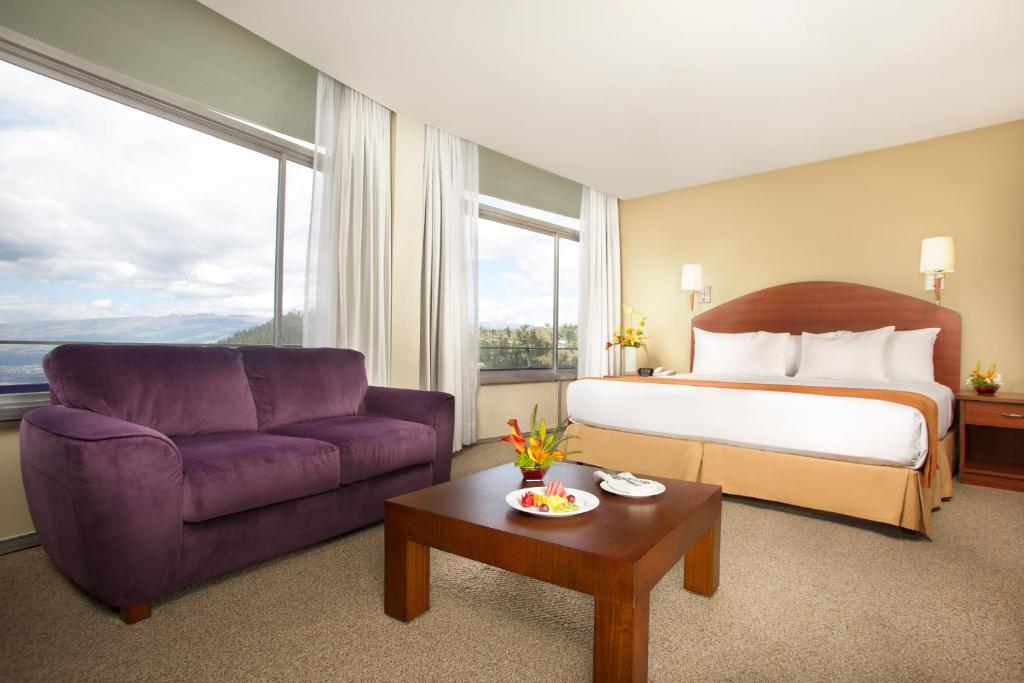 Postel nebo postele na pokoji v ubytování Hotel Quito