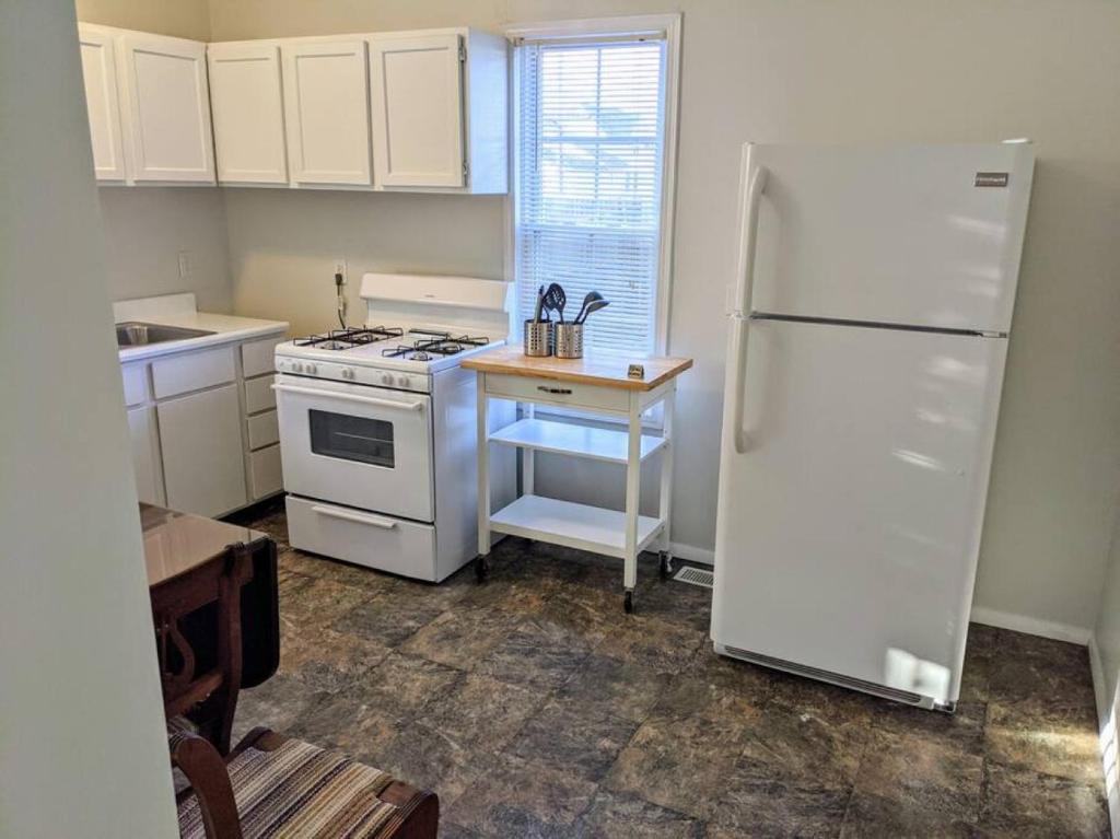 A kitchen or kitchenette at Moline 1 BR Near TaxSlayer and Downtown