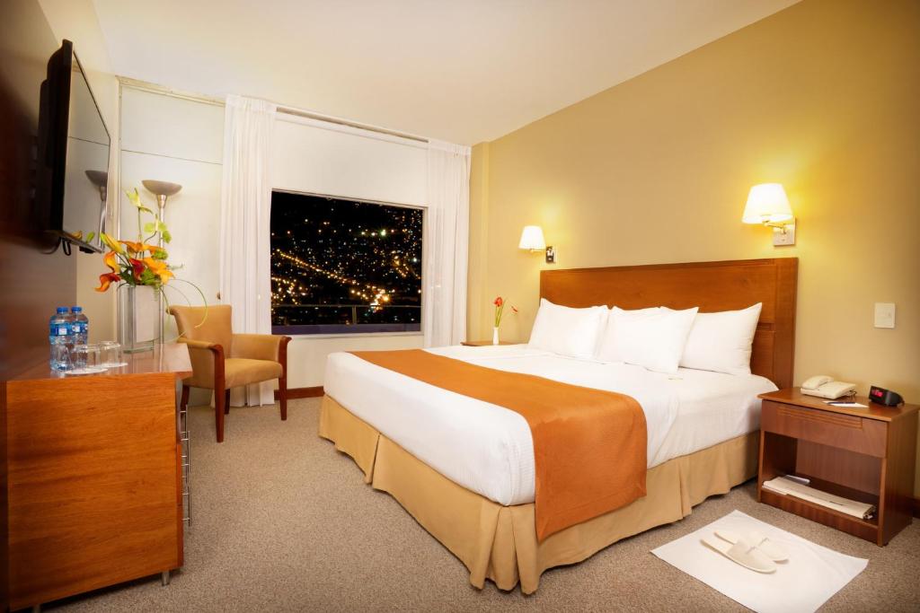 Postel nebo postele na pokoji v ubytování Hotel Quito