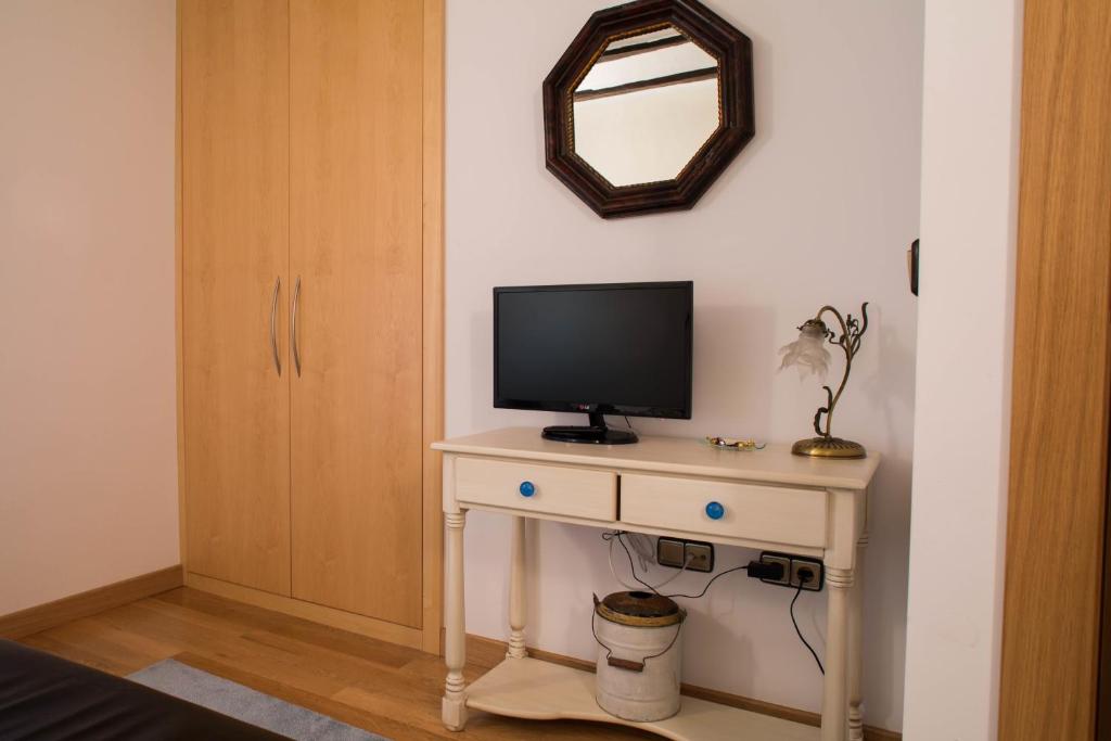 TV a/nebo společenská místnost v ubytování Casa de la Cadena