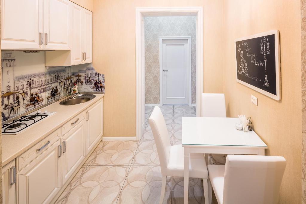 Kuchyň nebo kuchyňský kout v ubytování Lviv Apartments