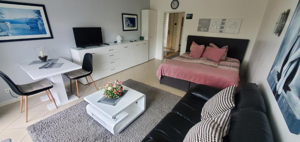 TV a/nebo společenská místnost v ubytování Ferienwohnung Charlie mit Seeblick