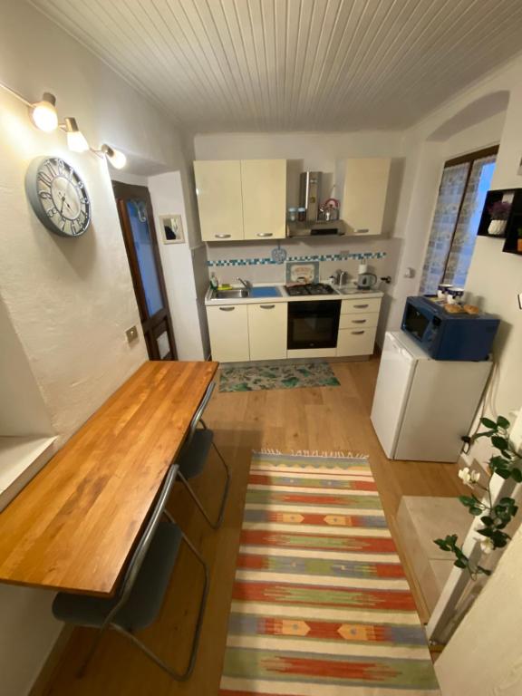 een keuken met een houten tafel en een aanrecht bij Casa Baiettini 9 in Intra