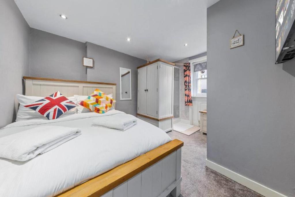 Ein Bett oder Betten in einem Zimmer der Unterkunft Cosy Room for 2 HydePark - Crawford 4