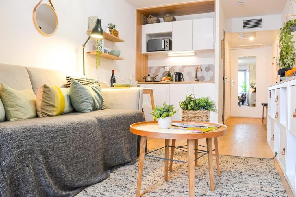 un salon avec un canapé et une table dans l'établissement Le Charles - TERRASSE ET COEUR DE VILLE, à Montpellier