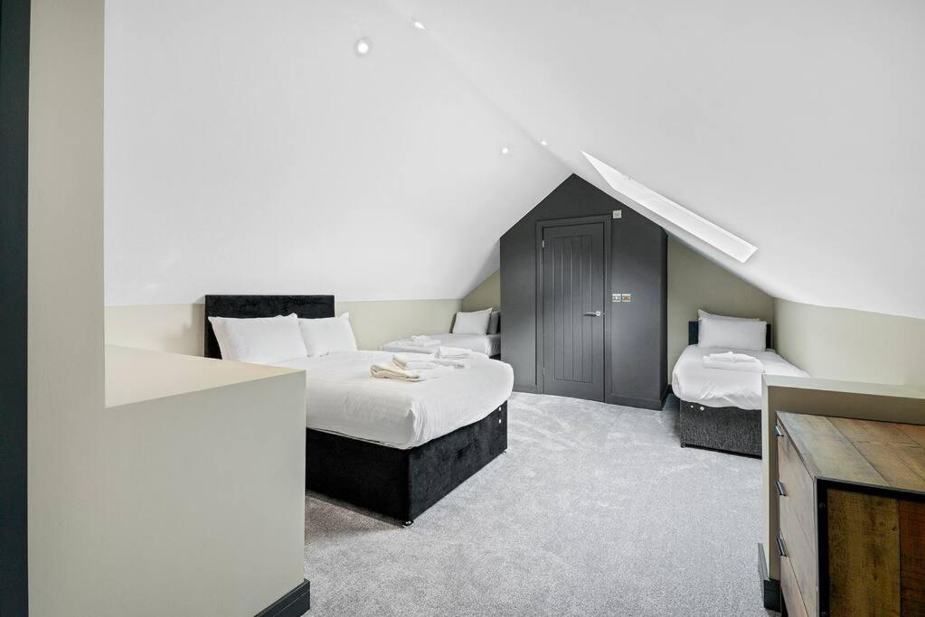 - une chambre mansardée avec 2 lits dans l'établissement Wiverton Apt #5 - Central Location - Free Parking, Fast WiFi and Smart TV by Yoko Property, à Nottingham