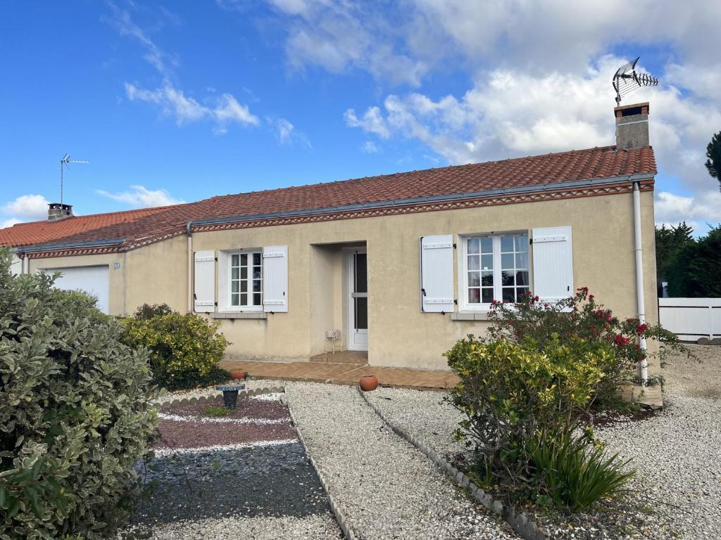 een huis met witte ramen en een dak bij Maison La Bernerie-en-Retz, 4 pièces, 6 personnes - FR-1-612-111 in La Bernerie-en-Retz