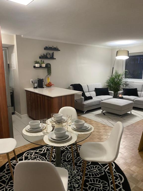 een woonkamer met een tafel en stoelen bij House crescent in Montreal