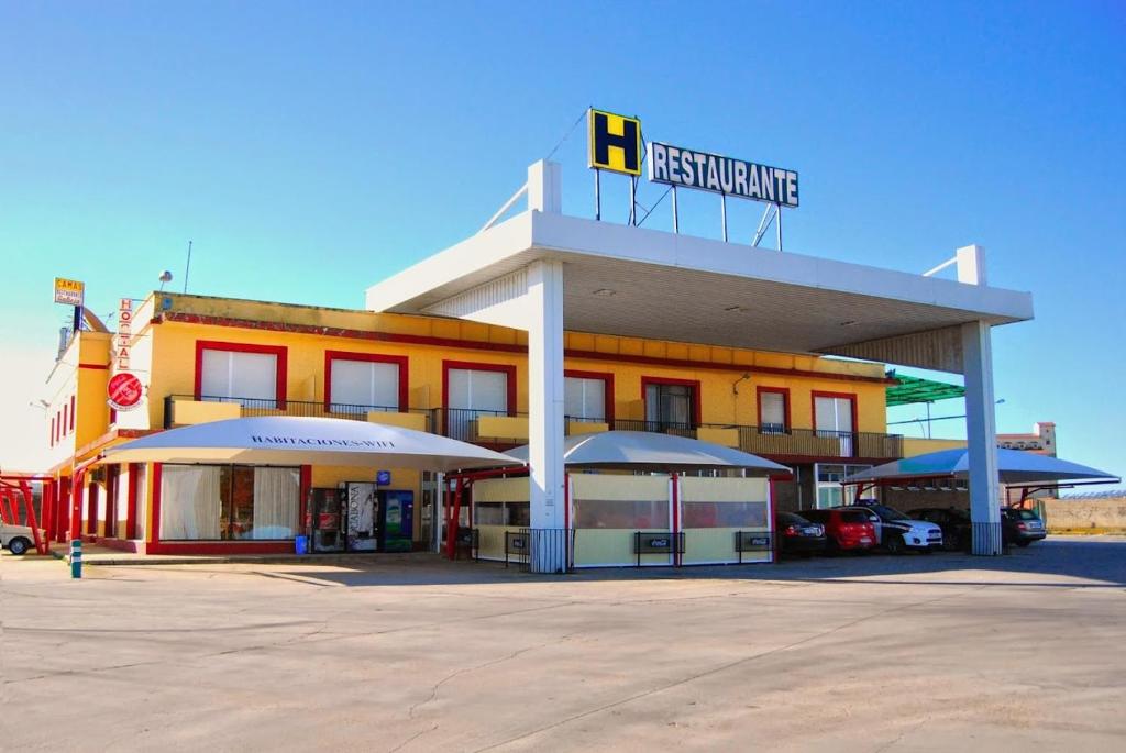 une station-service avec un panneau en haut dans l'établissement hostal restaurante galicia, à Villardefrades