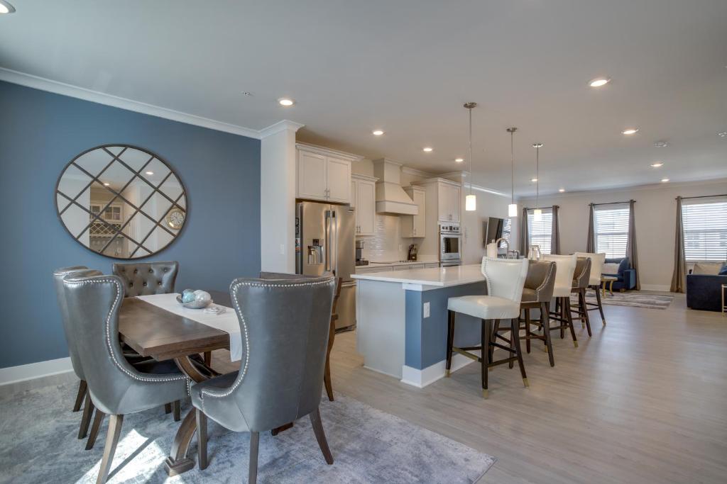 Townhome with 2 Decks 3 Mi to Ocean City Boardwalk, Berlin (updated