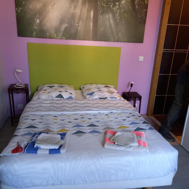 un lit avec deux serviettes dessus dans l'établissement Petit studio parmi les pins et les cypres, à Marseille