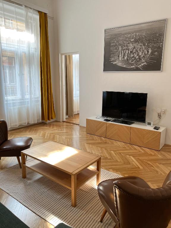 un soggiorno con TV e tavolino da caffè di Home in the centre of Budapest a Budapest