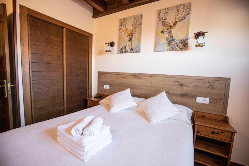 A bed or beds in a room at apartamentos rurales marrubiu-playa de Poo