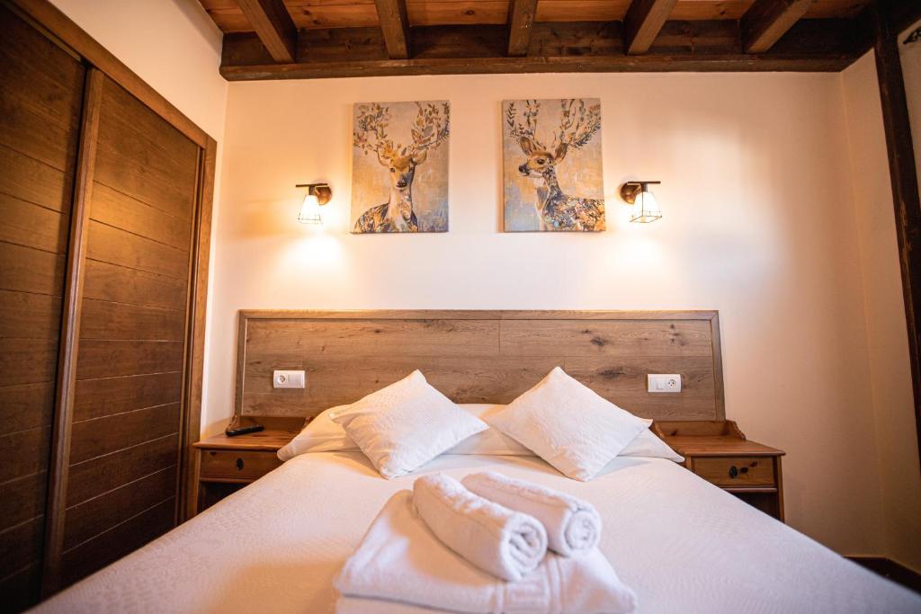 A bed or beds in a room at apartamentos rurales marrubiu-playa de Poo