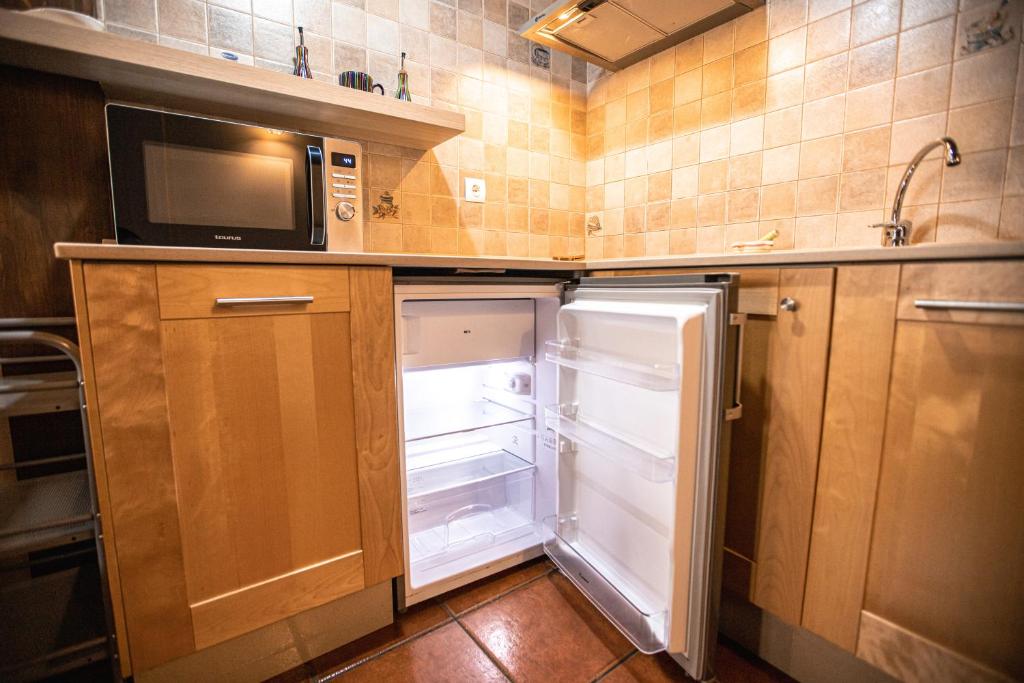A kitchen or kitchenette at apartamentos rurales marrubiu-playa de Poo