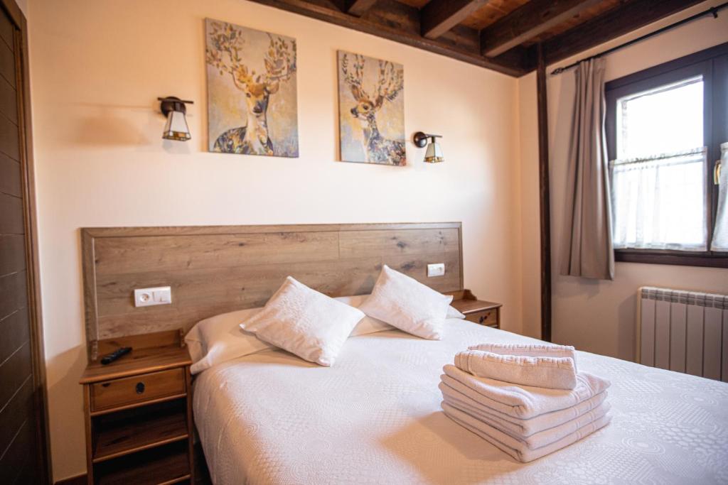 A bed or beds in a room at apartamentos rurales marrubiu-playa de Poo