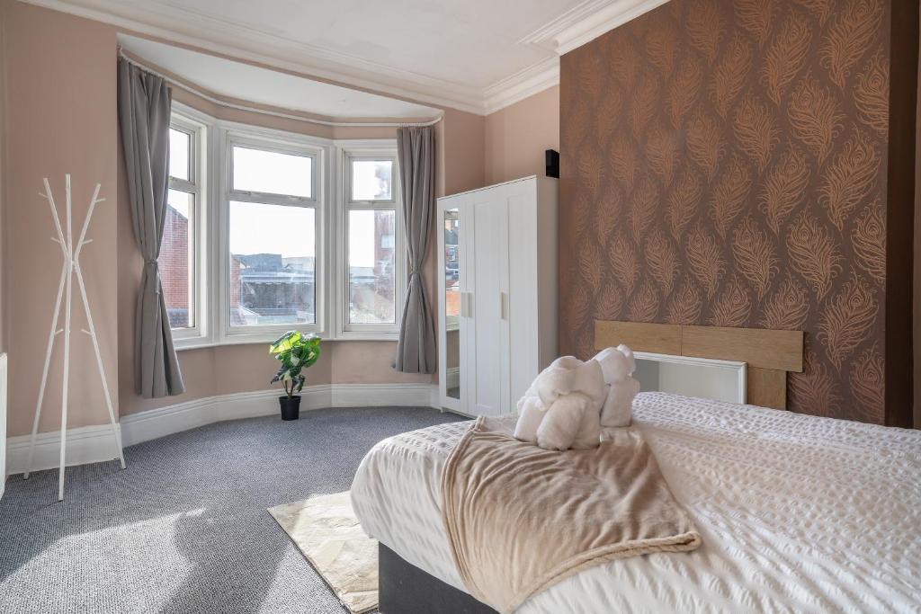 a bedroom with a bed with a teddy bear on it at Cozy 3 Bed Apartment - Parking in Gateshead