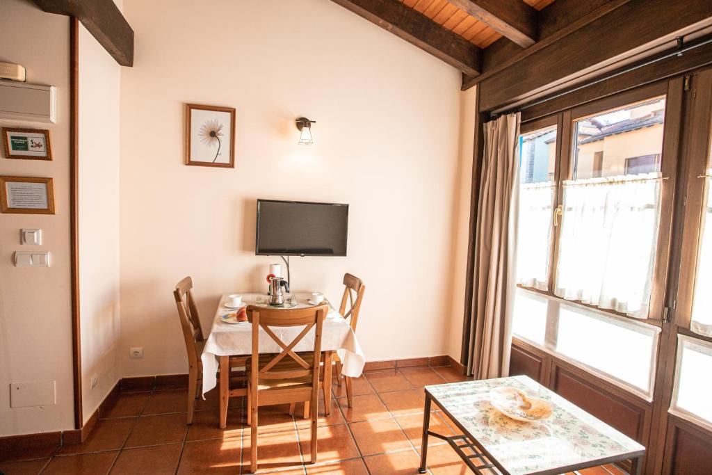 A television and/or entertainment centre at apartamentos rurales marrubiu-playa de Poo