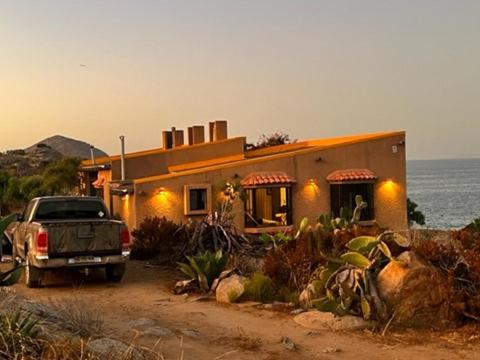 a truck parked in front of a house at La casa del Mar en Guanaqueros! in Guanaqueros