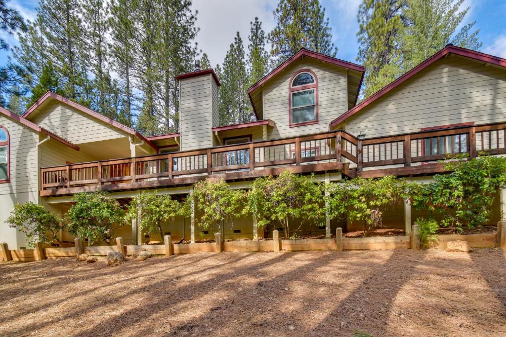 une maison avec une grande terrasse sur le côté dans l'établissement Peaceful Arnold Cabin with Private Hot Tub!, à Arnold