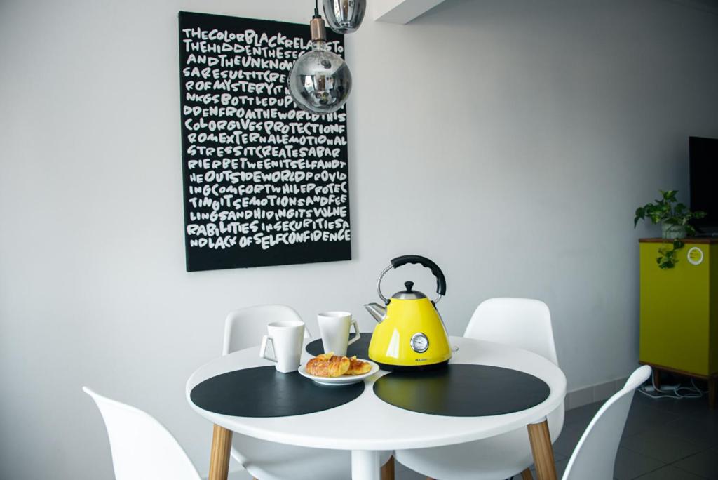 - une petite table avec une bouilloire à thé jaune dans l'établissement Departamento Lima, à Tandil