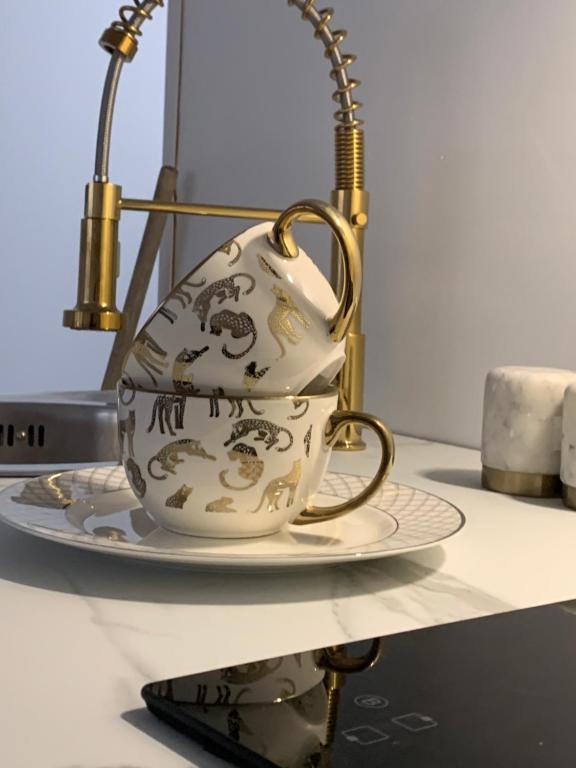 une tasse de café sur un plateau sur une table dans l'établissement La parisienne, à Le Raincy