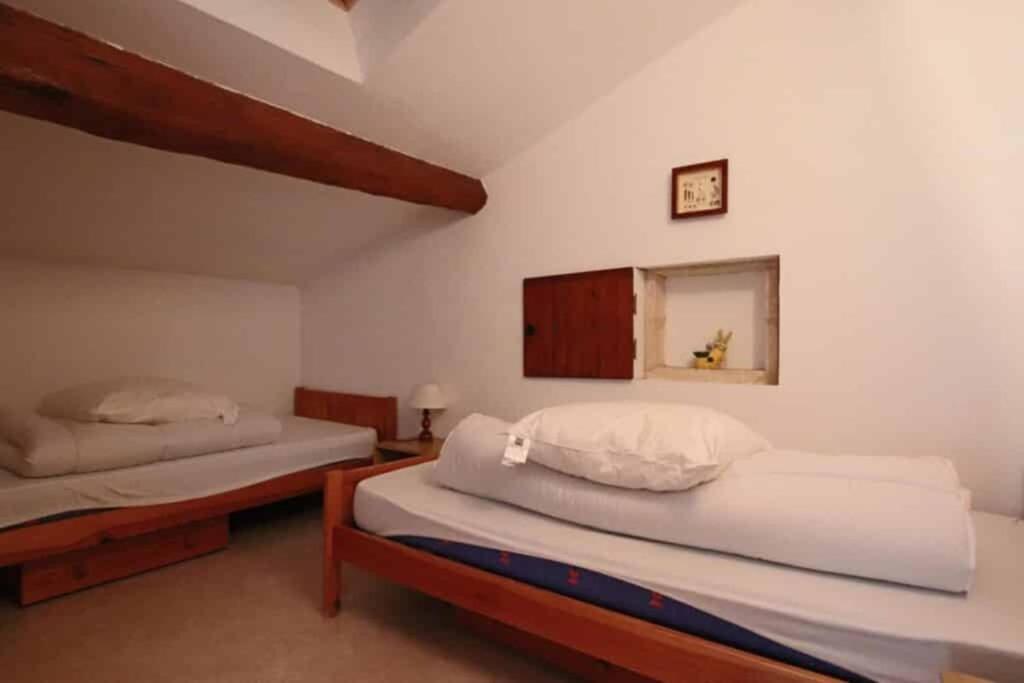 um quarto com 2 camas e um espelho na parede em Le domaine des 3 îles em Romegoux