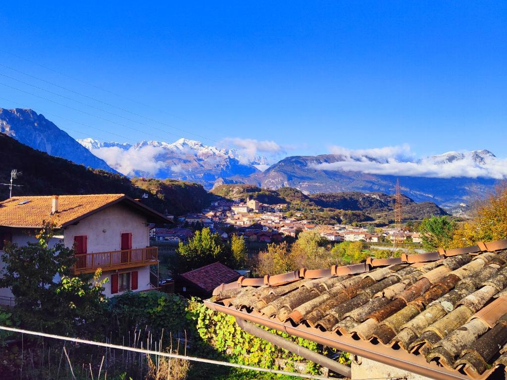 - une vue sur un village avec des montagnes en arrière-plan dans l'établissement Val Del Vent - Ideale per Coppie, à Brusino