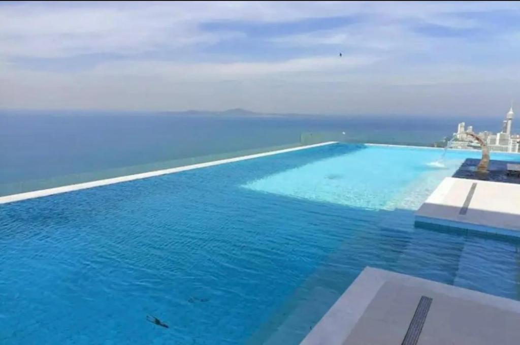 Bazén v ubytovaní Sea view apartment in Thailand alebo v jeho blízkosti