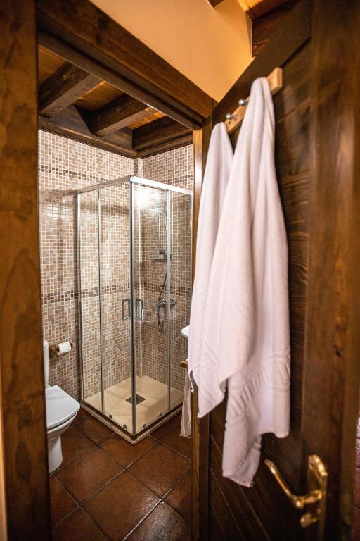A bathroom at apartamentos rurales marrubiu-playa de Poo