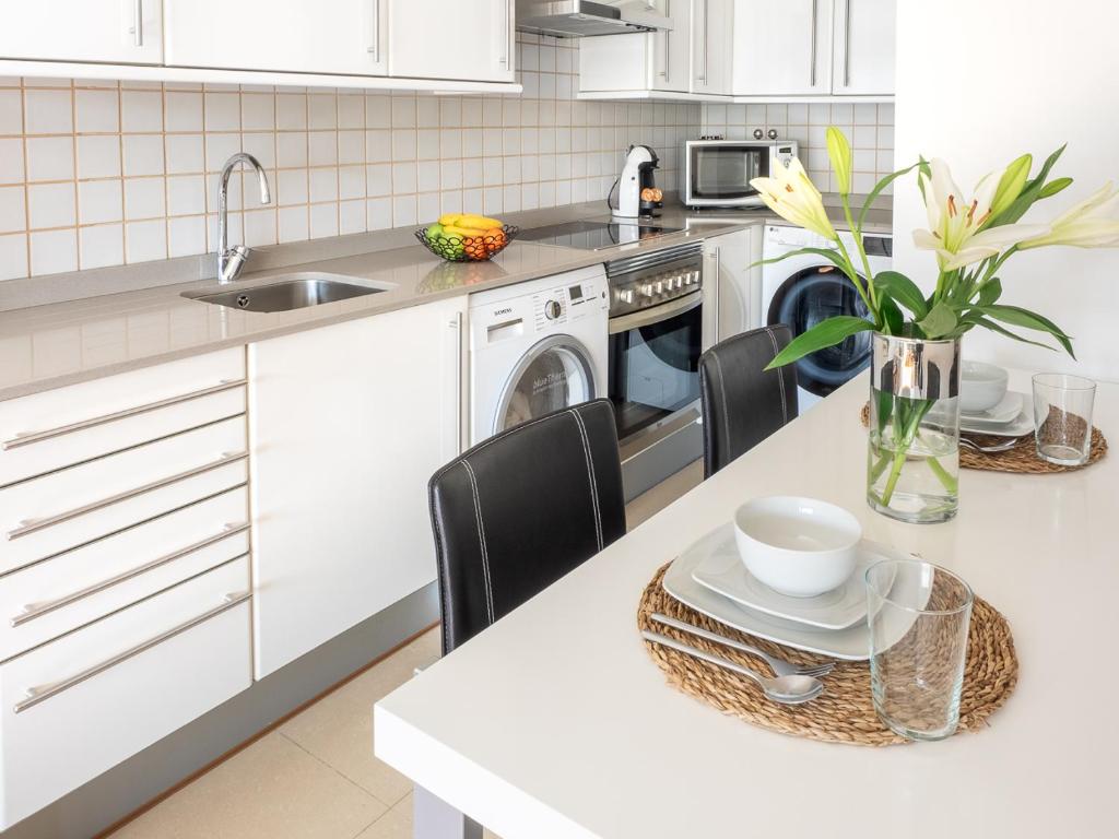 Kuchyňa alebo kuchynka v ubytovaní Apartment Abora Garden with terrace, pool, extensive gardens and free parking