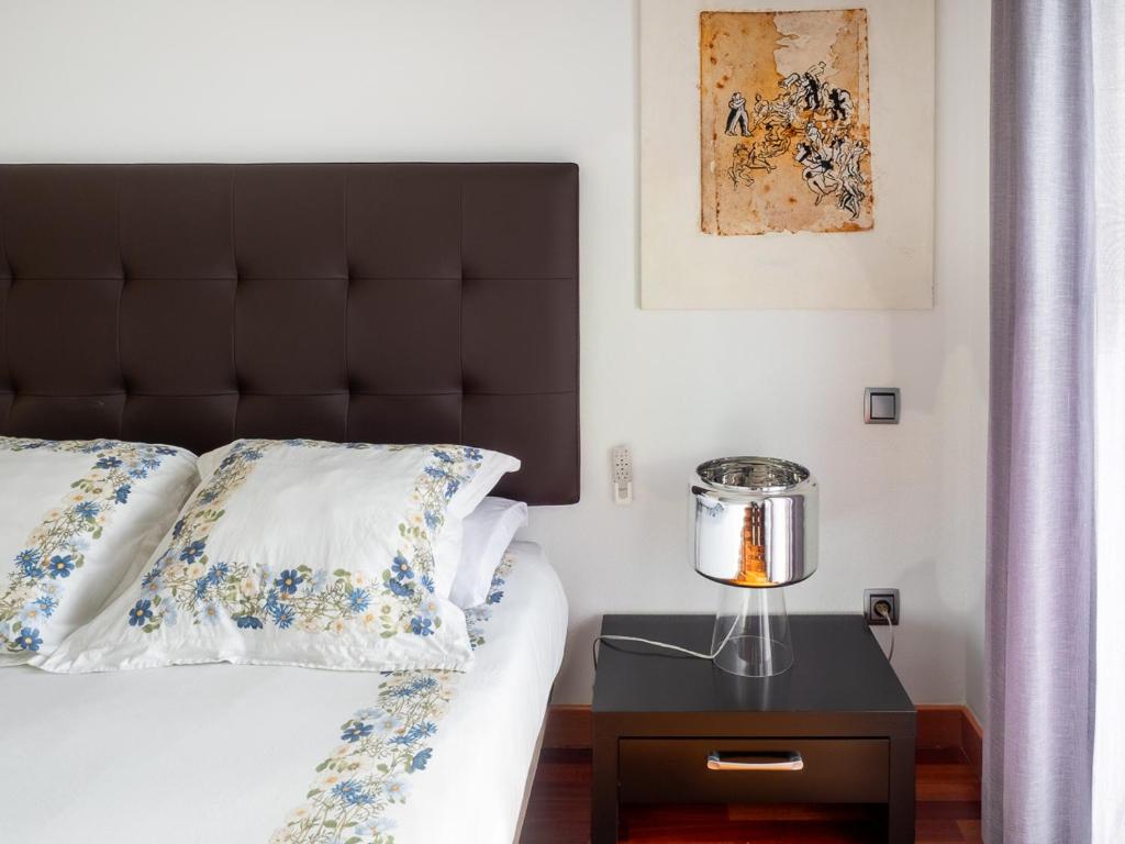 Posteľ alebo postele v izbe v ubytovaní Apartment Abora Garden with terrace, pool, extensive gardens and free parking