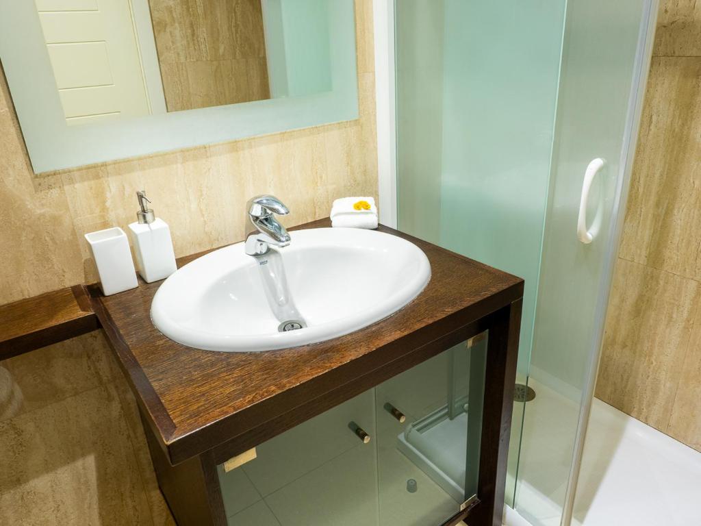 Kúpeľňa v ubytovaní Apartment Abora Garden with terrace, pool, extensive gardens and free parking