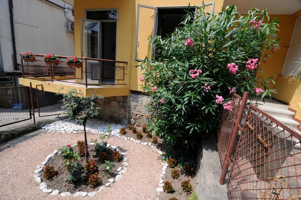 balkon z kwiatami i roślinami na budynku w obiekcie Appartamento Colli & Terme w mieście Battaglia Terme