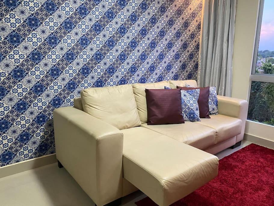 sala de estar con sofá y ventana en Apartamento no Bosque Viver Ananindeua, en Ananindeua