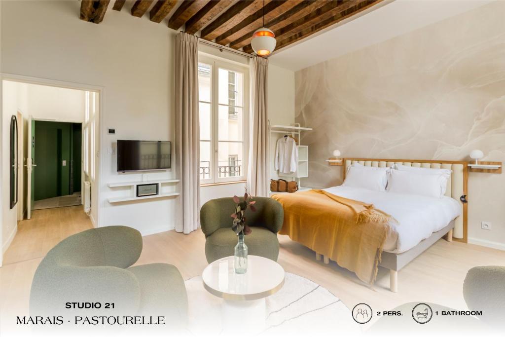 1 dormitorio con 1 cama, mesa y sillas en Beauquartier - Marais, Pastourelle en París