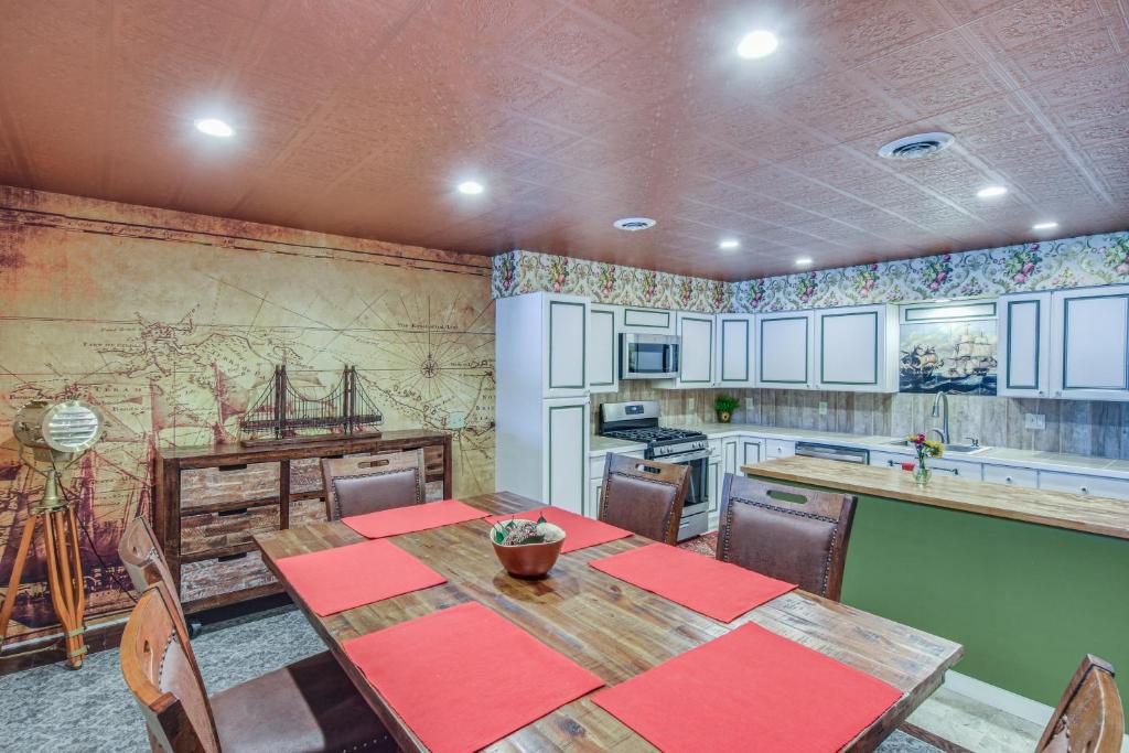 uma sala de jantar com uma mesa e uma cozinha em Smethport Vacation Rental with Fireplace and Lake View 