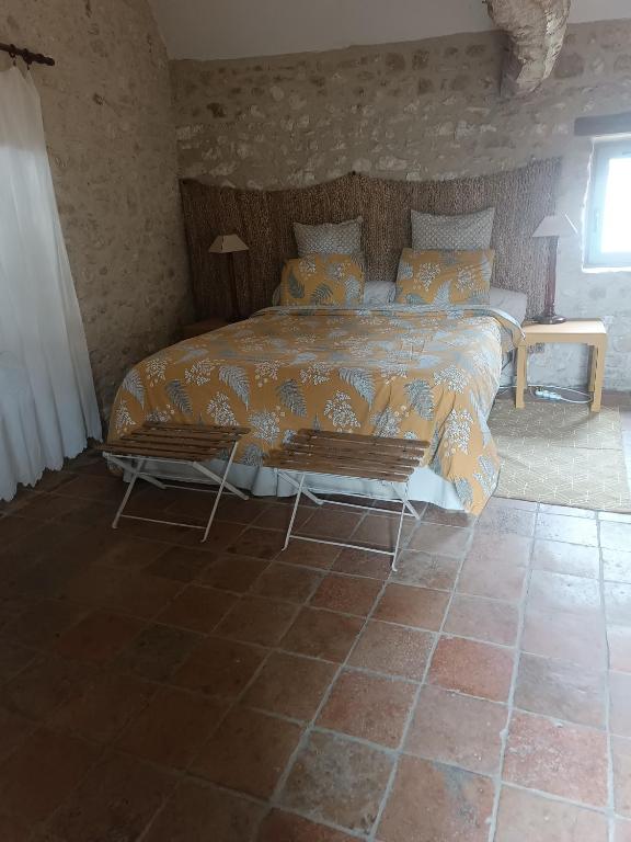 une chambre avec un lit dans une pièce dans l'établissement la Grange de Chérence, à Chérence