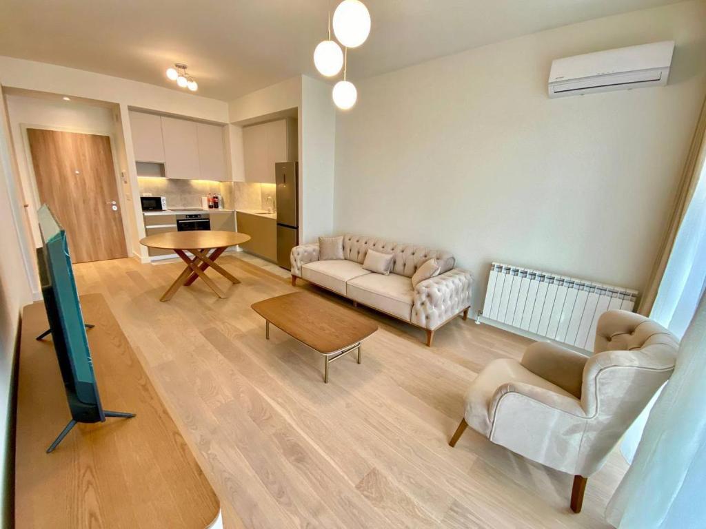 een woonkamer met een bank en een tv bij Miles Relax Station in Chełm