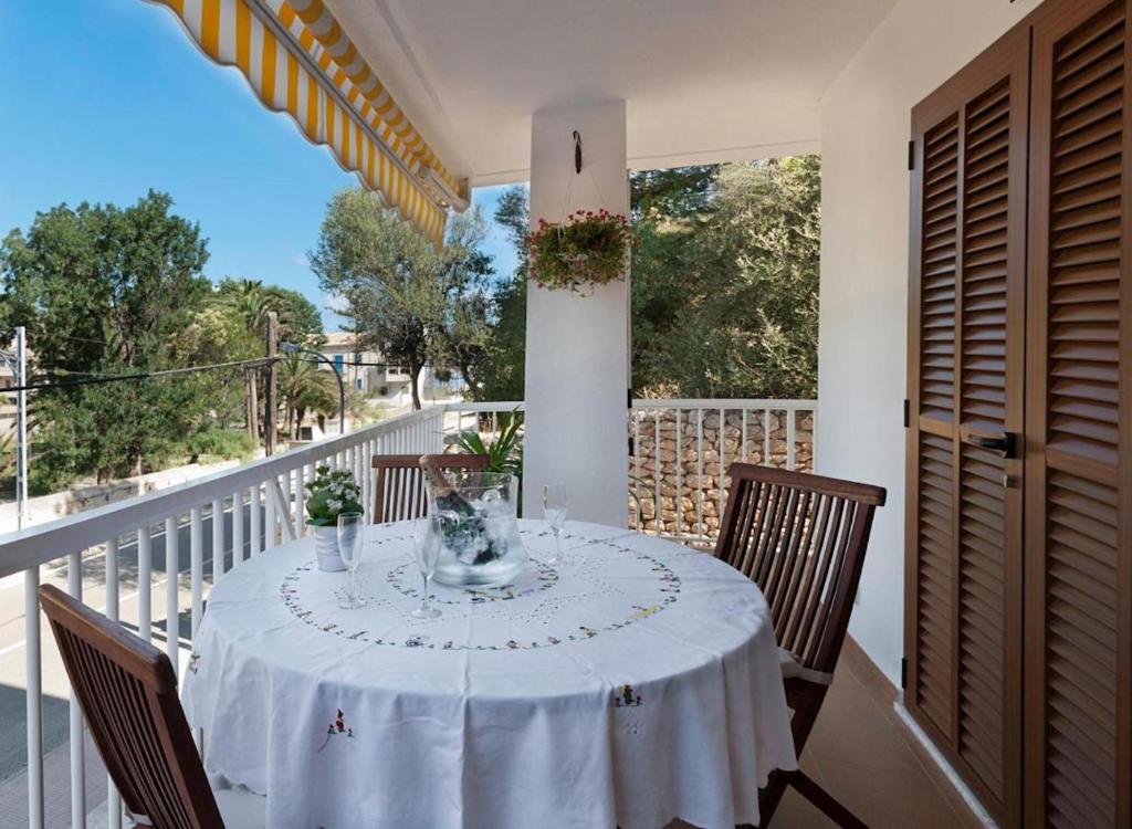 una mesa en el balcón de una casa en Con Encanto en Puerto de Sóller